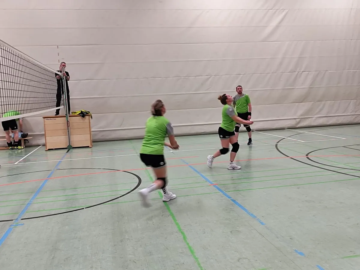 Spielszene beim Mixed-Volleyball